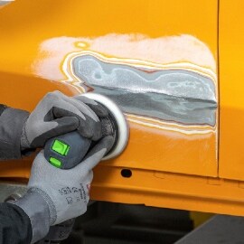 Techniker schleift den Arbeitsbereich bis auf das blanke Metall ab