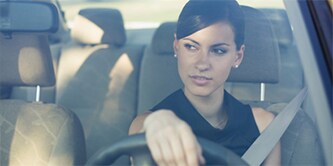 Eine Frau am Steuer eines Autos
