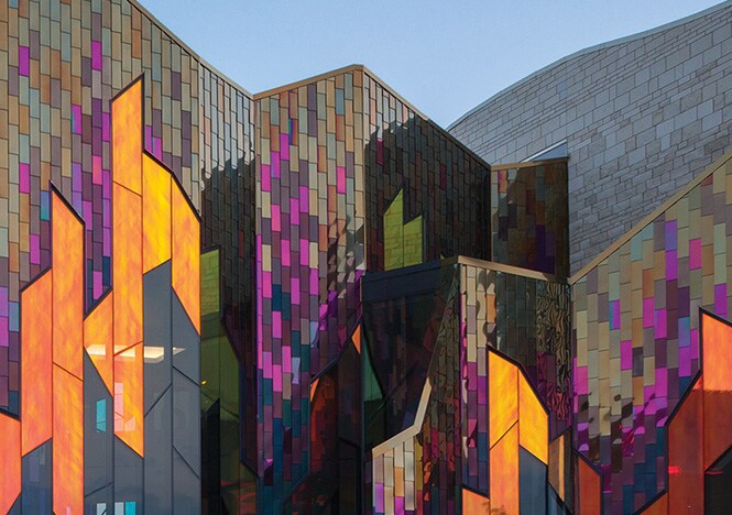 Gebäude mit gewinkelten Fenstern, beschichtet mit getönter 3M Dichroic Glasdesignfolie.