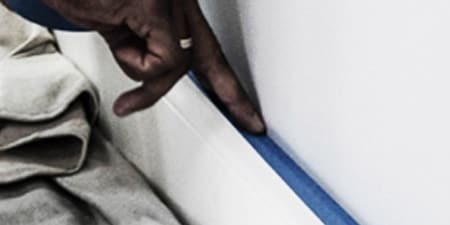 Professioneller Dekorateur verwendet den blauen Profi – 3M™ Abdeckband 2090
