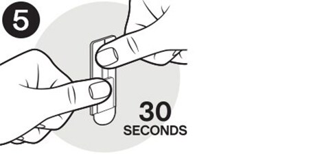 Ein Symbol, das zeigt, wie man Command™ Haken etwa 30 Sekunden fest an die Wand drückt.
