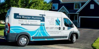 Weißer Transporter, der mit 3M Controltac 180mc Grafikfolie beklebt ist
