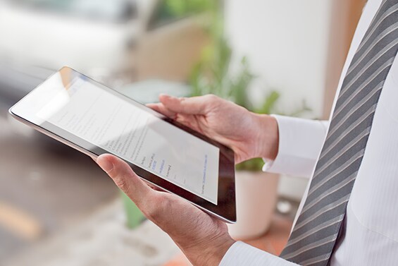Mann, der auf ein iPad mit 3M Bildschirmschutz schaut.
