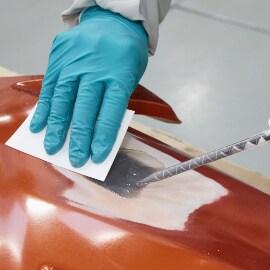 Auftragen von Reparaturmaterial mit einer Handdruckpistole