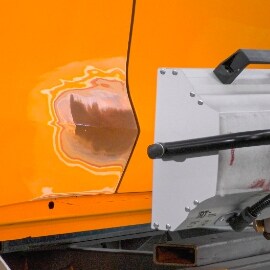 Techniker verwendet IR-Trocknung, um die Geschwindigkeit des Aushärtens zu erhöhen