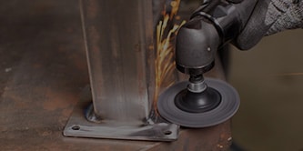 Bild mit der Scotch-Brite™ Präzisions-HD-Vliesscheibe im Einsatz
