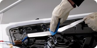 Im Motorraum angebrachtes Aluminiumfolienband zum Schutz der Teile vor Hitze
