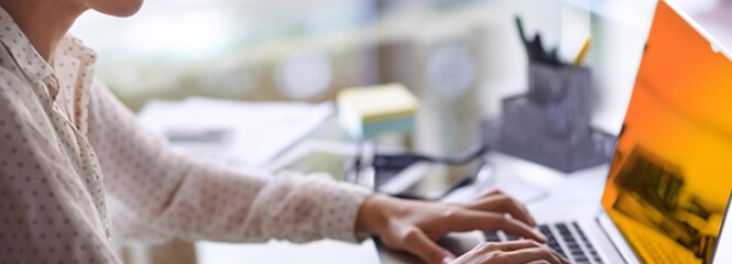 Eine Frau arbeitet an einem Laptop, der mit einem 3M™ Blickschutzfilter Gold ausgestattet ist
