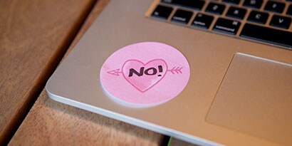 Kein Valentinstag? Setze ein Zeichen.
Sei nicht traurig. Wenn der Rest der Welt den Valentinstag feiert, kannst Du ihn Dir mit Post-it® Produkten immerhin verschönern.