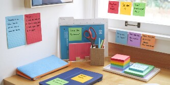 Schreibtisch mit Post-it® Super Haftnotizen und Ideen.
