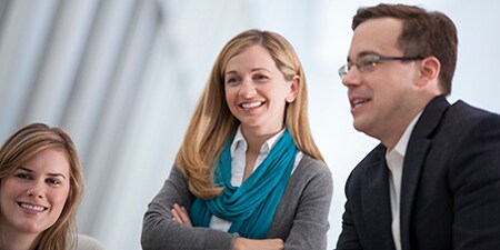 Menschen, die sich etwas ansehen
