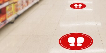 Bild mit roter Werbegrafik auf Fußboden
