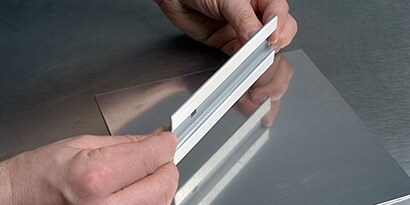 3M VHB Klebeband beim Verbinden eines Metallteils mit einem Metallblech

