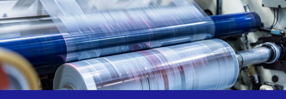 Transparentes Verpackungsmaterial in einer laufenden Druckmaschine