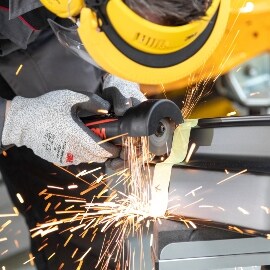 Trennen des Stahlkarosserieteils