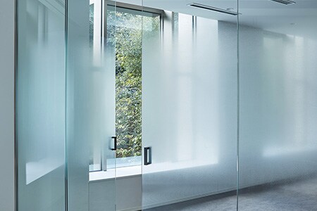 Glaswände und -türen eines Konferenzraums mit mattierten FASARA Glasdesignfolien.
