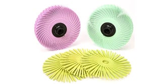 Das Bild zeigt 1 rosa, 1 grüne und 3 gelbe Scotch-Brite™ Radial Bristle Discs auf einem weißen Hintergrund