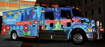Ein retroreflektierendes Fahrzeug, das mit 3M Scotchlite Print Wrap Folie versehen ist
