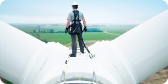Techniker wartet/inspiziert Windkraftanlage

