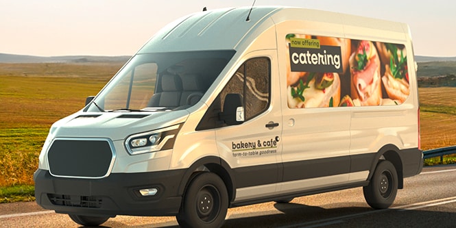 Weißes Fahrzeug mit 3M Envision Print Folie PL50mC
