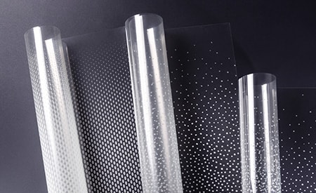 Drei abgewickelte Rollen von 3M FASARA Glasdesignfolien mit Punktabstufungsmustern

