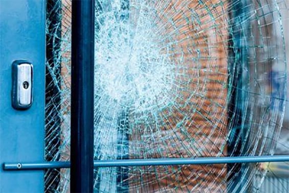 Ein eingeschlagenes Fenster, aber Sie sind durch 3M Fensterfolien vor Glassplittern geschützt 
