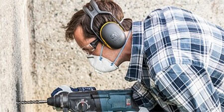 Ein Mann trägt 3M Gehörschutz beim Heimwerken
