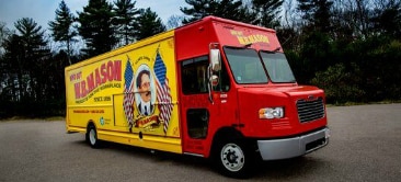 3M Print Wrap Folie auf einem gelb-roten Lkw
