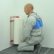 Mann, der einen Dirt Trap Applikator verwendet und die Dirt Trap Kabinenschutzfolie