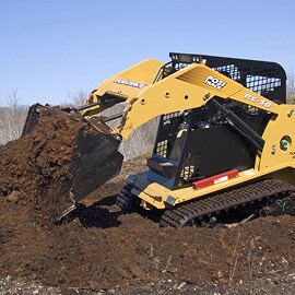Gelber Bulldozer mit hochwertiger Lackierung beim Bewegen von Erde
