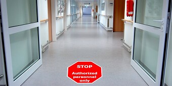 Bild von Innenraum mit Fußboden, Glastüren, rote Bodenbeschriftung,
