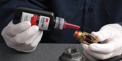 Auftrag von 3M™ Scotch-Weld™ Gewindesicherung auf einen Deckensprinkler
