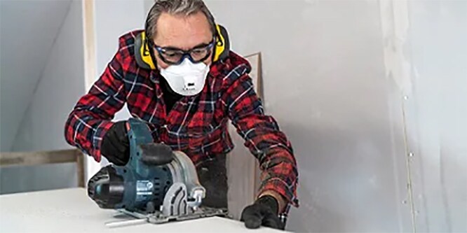 Ein Mann trägt die PSA von 3M Safety bei der Durchführung von Heimwerkerarbeiten

