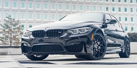 Schwarze Limousine mit 3M Wrap Folie der Serie 2080
