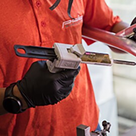 Techniker beim Auftrag von 3M Metallklebstoff mit einem Applikator