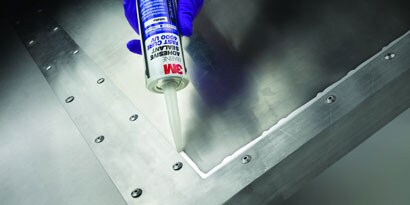 Dichtmasse beim Auftrag auf Metallplatten zur Wasserabdichtung
