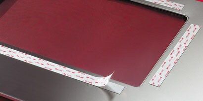 VHB Klebeband auf einer Metalloberfläche zum Befestigen einer Leiste
