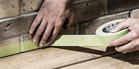 Professioneller Dekorateur verwendet das robuste Klebeband – 3M™ Abdeckband 2060
