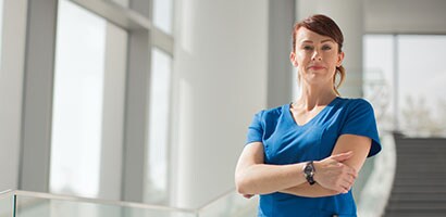 Pflegekraft, die Cavilon Advanced verwendet
