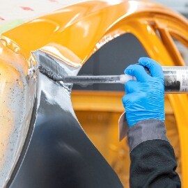 Anwendung der Spachtelmasse an der Schweißnaht