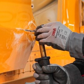 Techniker bei der Punktschweißverbindung bei der Vorbereitung für das Ausbeulen