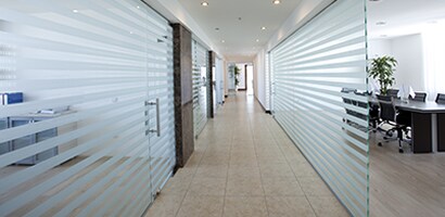Fensterfolien als Blickschutz und Dekoration 
