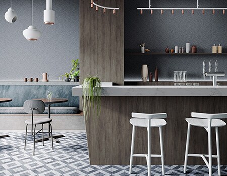 Strandcafé-Interieur mit Blautönen, 3M Architectural Finishes in Stein- und Holzoptik.
