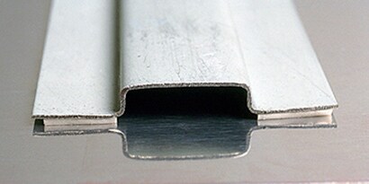 Mit Metallklebstoff gefügte Metallflächen
