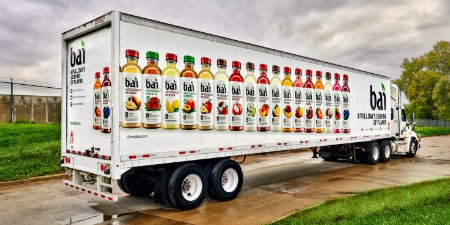 Ein Lkw einer Flotte, der zu Brandingzwecken mit 3M Folien foliert wurde
