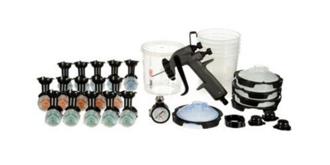 Alle Komponenten eines 3M Hochleistungslackierpistolen-Set wie Düsen, Adapter, Becher, Deckel
