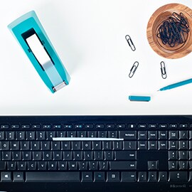 Keyboard mit Scotch® Magic™ Klebeband reinigen