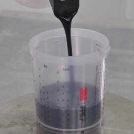 Anmischen des Basislack-Materials in einem Becher