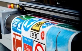 Verkehrsbeschilderungen werden gedruckt