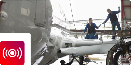 Techniker repariert Flugzeugflügel
